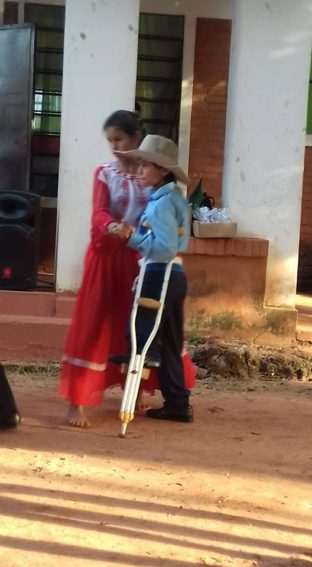 Matías con sus compañeritos ofrecieron un baile a los maestros por su día, en su escuela María Auxiliadora donde es muy apreciado. | Desde Caaguazú 