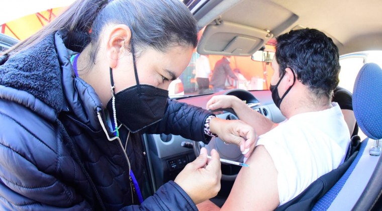 Las personas mayores de 20 años que aún no pudieron vacunarse deben aguardar la llegada de más dosis. Foto: Ministerio de Salud.