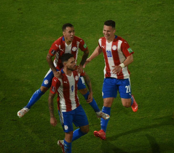 Antonio Sanabria, Alejandro Romero Gamarra y Jorge Morel celebran el gol de Paraguay ante Colombia. Foto: A. Catalán - ÚH